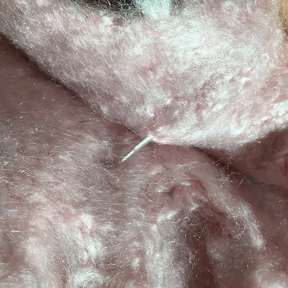 Victoria’s Secret NEW - soft fuzzy warm fringe scarf grey pink - Picture 3 of 3